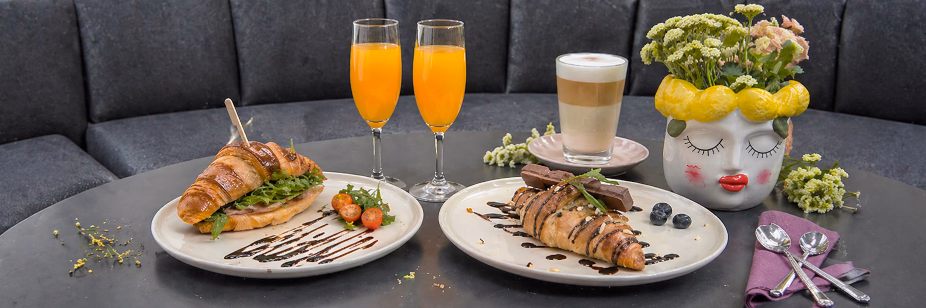 Brunch posložen za stolom u kavani Dora